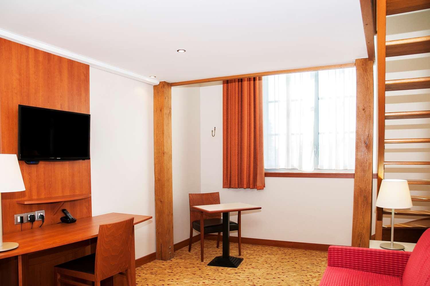 Western Colbert 4* Chateauroux